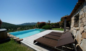 Magnifique bergerie avec piscine chauffée surplombant la baie de Santa Giulia